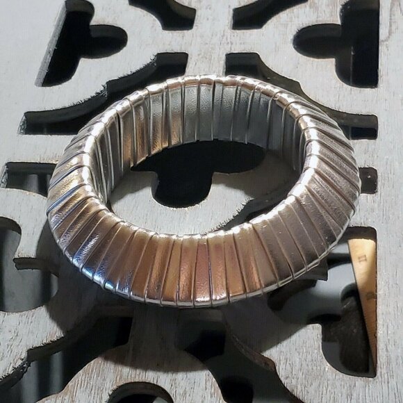 Slick Silver PU Vinyl Wrapped Chunky Retro Geometric Saucer Bangle Bracelet - Picture 3 of 9